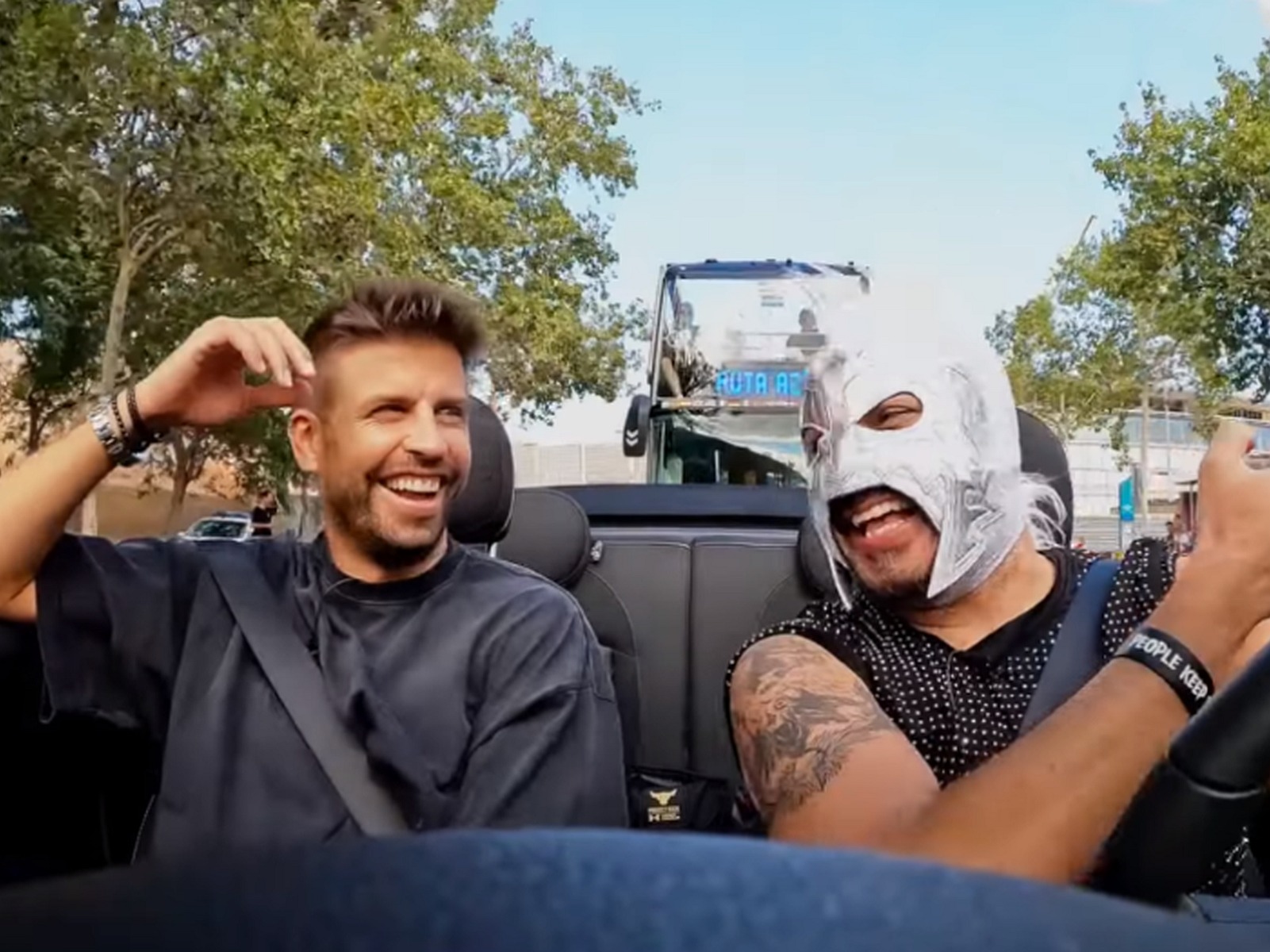 Gerard Piqué no se animó a escuchar la 'Bzrp Music Sessions, Vol. 53' de Shakira en el auto del 'Escorpión Dorado'. (Foto: @elpelucheenelestuche / YouTube)