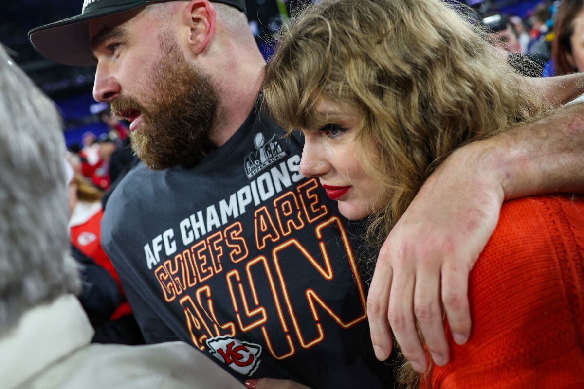 Travis Kelce y Taylor Swift caminan juntos después de un partido de fútbol americano de la NFL por el Campeonato de la AFC entre los Chiefs y los Baltimore Ravens, el 28 de enero de 2024 (Foto: Julio Cortez/ AP)