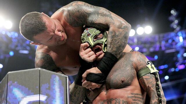 ¡No hay respeto! Los luchadores de WWE que le quitaron la máscara a Rey Mysterio
