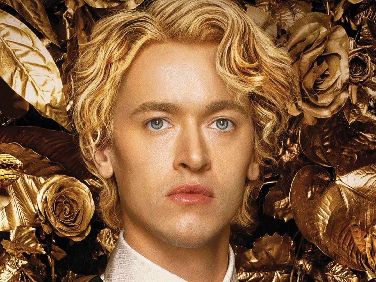 Tom Blyth da vida a Coriolanus Snow en la película "Los juegos del hambre: Balada de pájaros cantores y serpientes" (Foto: Lionsgate)