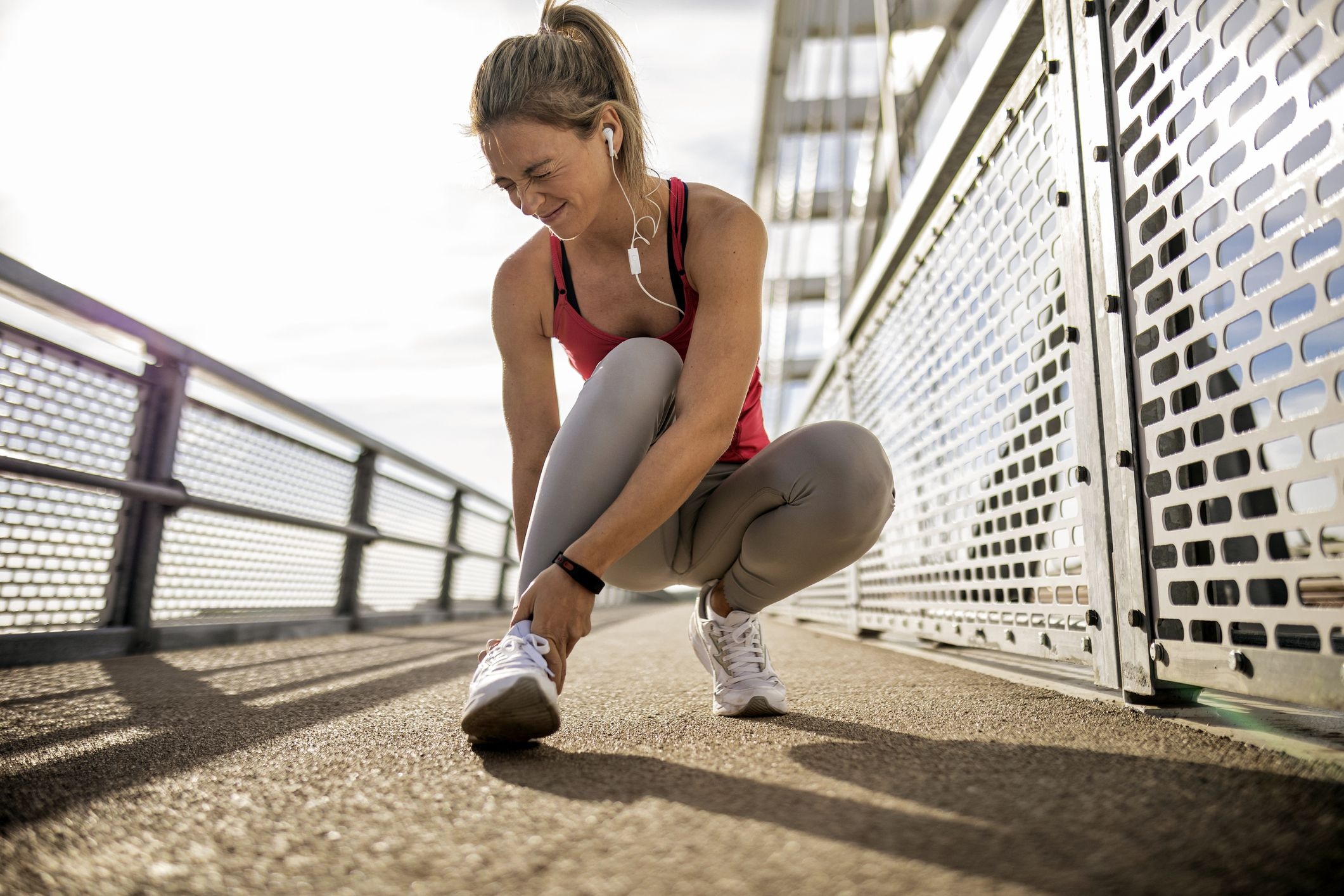 Las primeras 48 horas son decisivas. Aplicar hielo, acudir al especialista y evitar volver a correr antes de tiempo puede marcar la diferencia entre una recuperación completa y una recaída. (Foto: Runner's World)