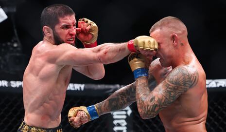 ¡Por sumisión! Islam Makhachev sometió a Dustin Poirier en el evento estelar de la UFC