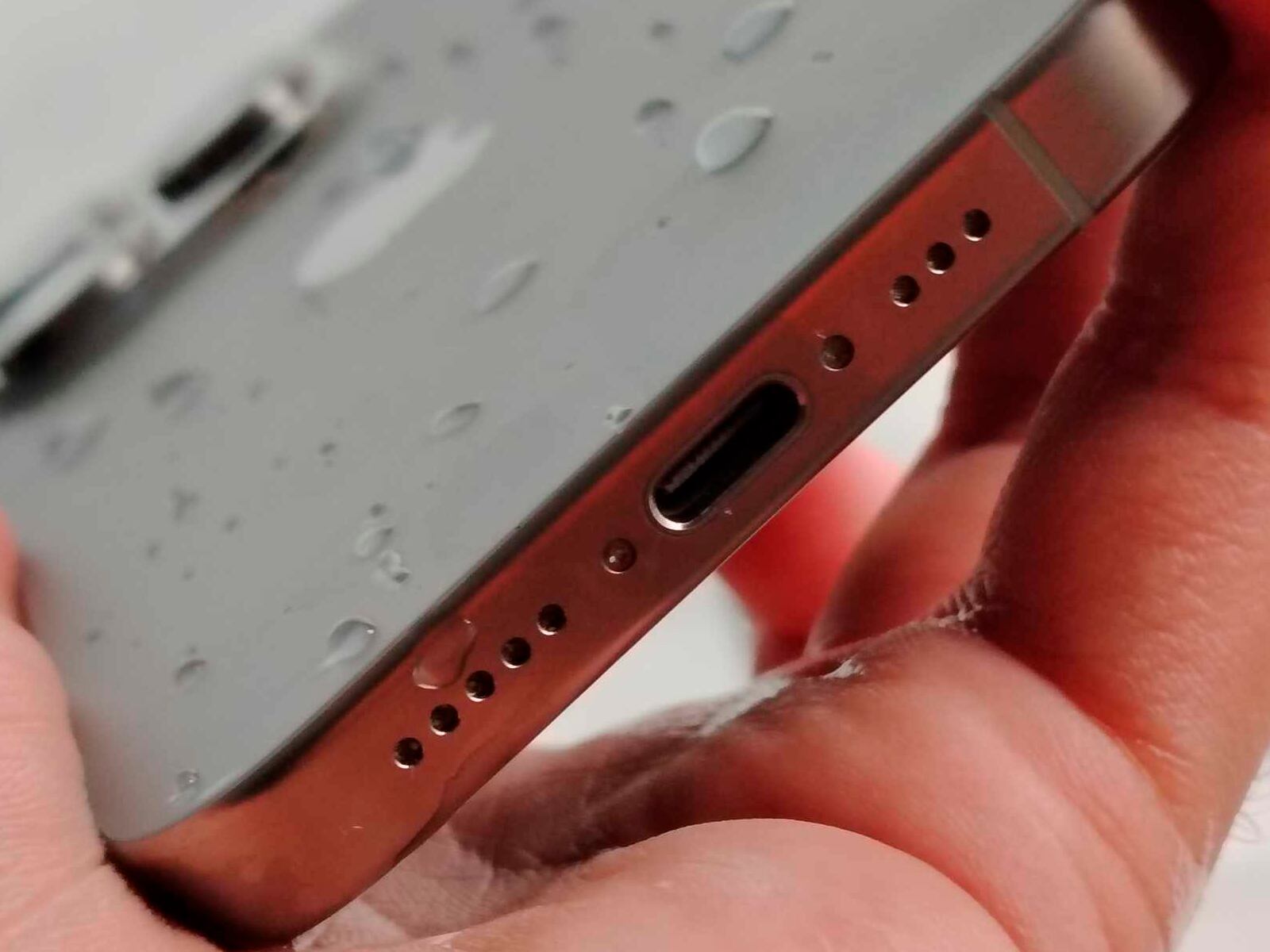 APPLE | Recuerda que el arroz puede hacerle daño ya que el grano cuenta con partículas que pueden quedar estancadas en el iPhone. (Foto: MAG - Rommel Yupanqui)