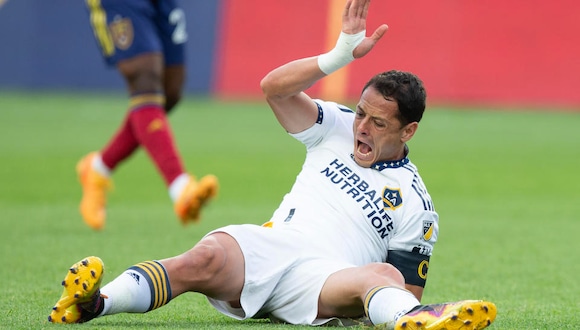 Chicharito Hernández sufrió una aparatosa lesión en una de sus rodillas. (Foto: Getty Images)