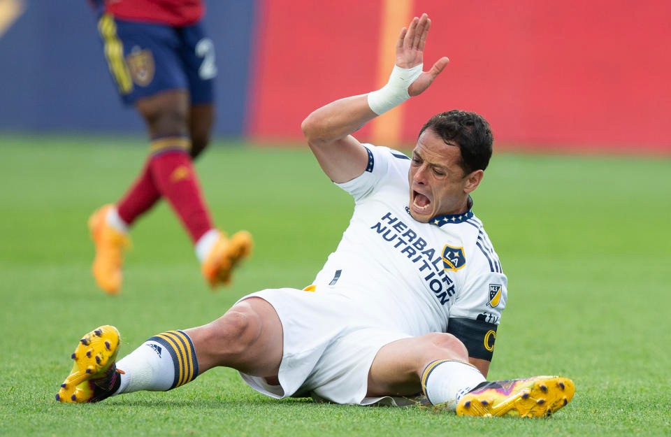 Chicharito Hernández sufrió una aparatosa lesión en una de sus rodillas (Foto: Getty Images)