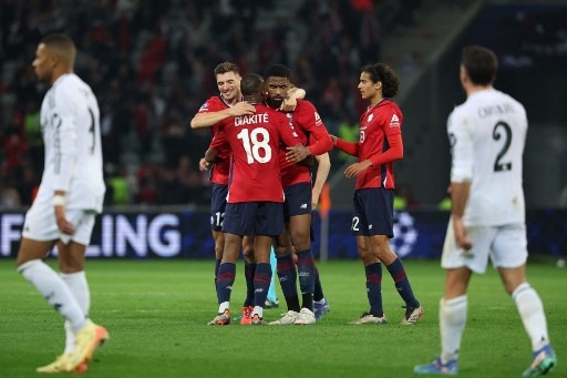 Lille's players celebrate after winning the UEFA Champions League football match between Lille LOSC and Real Madrid at the Pierre Mauroy Stadium in Villeneuve-d'Ascq, northern France, on October 2, 2024. (Photo by FRANCK FIFE / AFP)