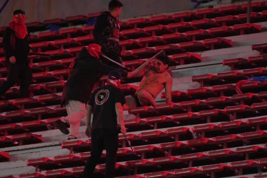 Hubo agresiones y humillaciones en la tribuna visitante del Estadio Libertadores de América. (Foto: Gustavo Garello / AP)