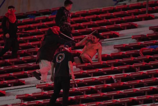 Hubo agresiones y humillaciones en la tribuna visitante del Estadio Libertadores de América. (Foto: Gustavo Garello / AP)