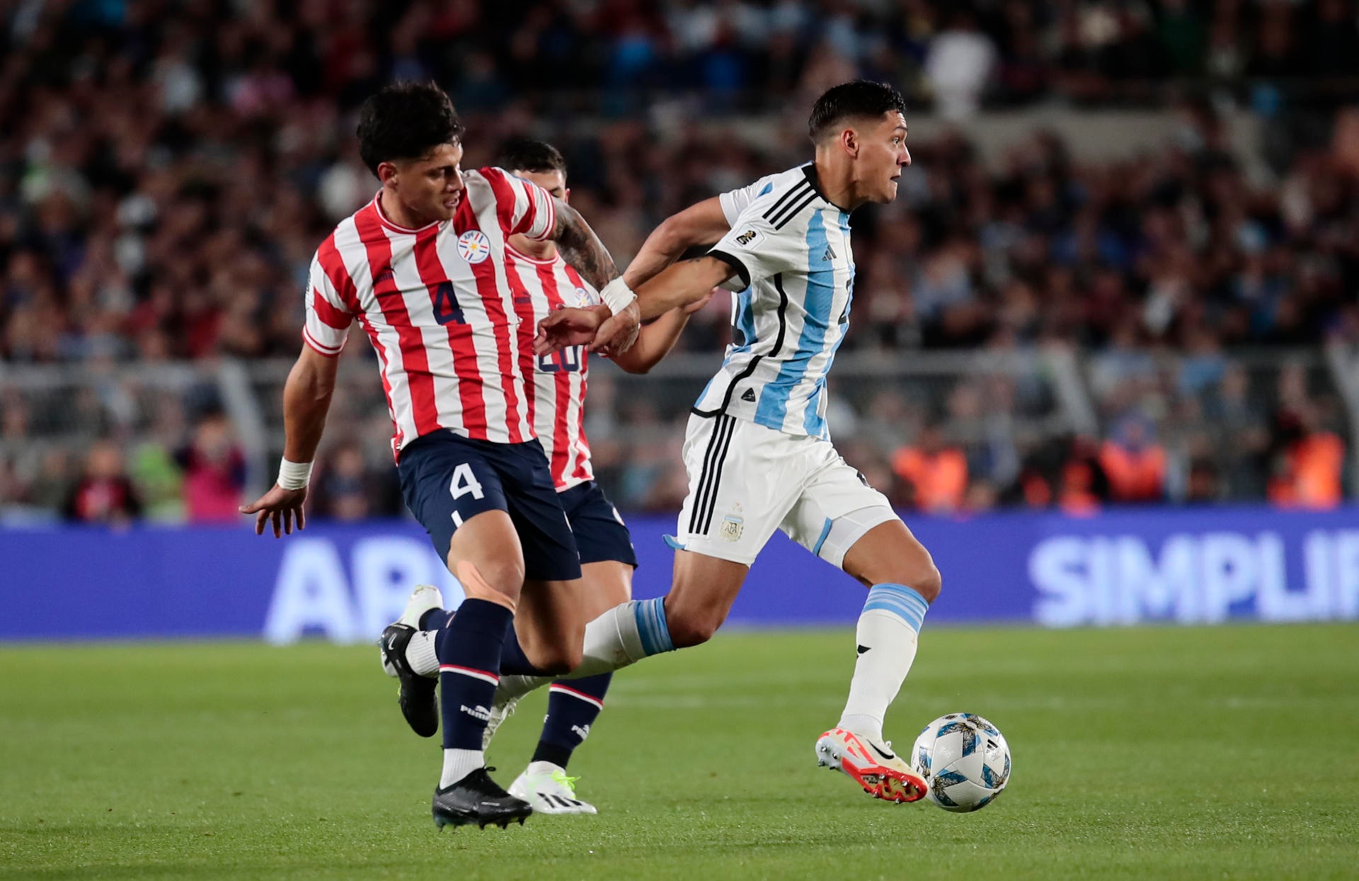 Argentina vs. Paraguay en partido por Eliminatorias 2026. (Foto: EFE)