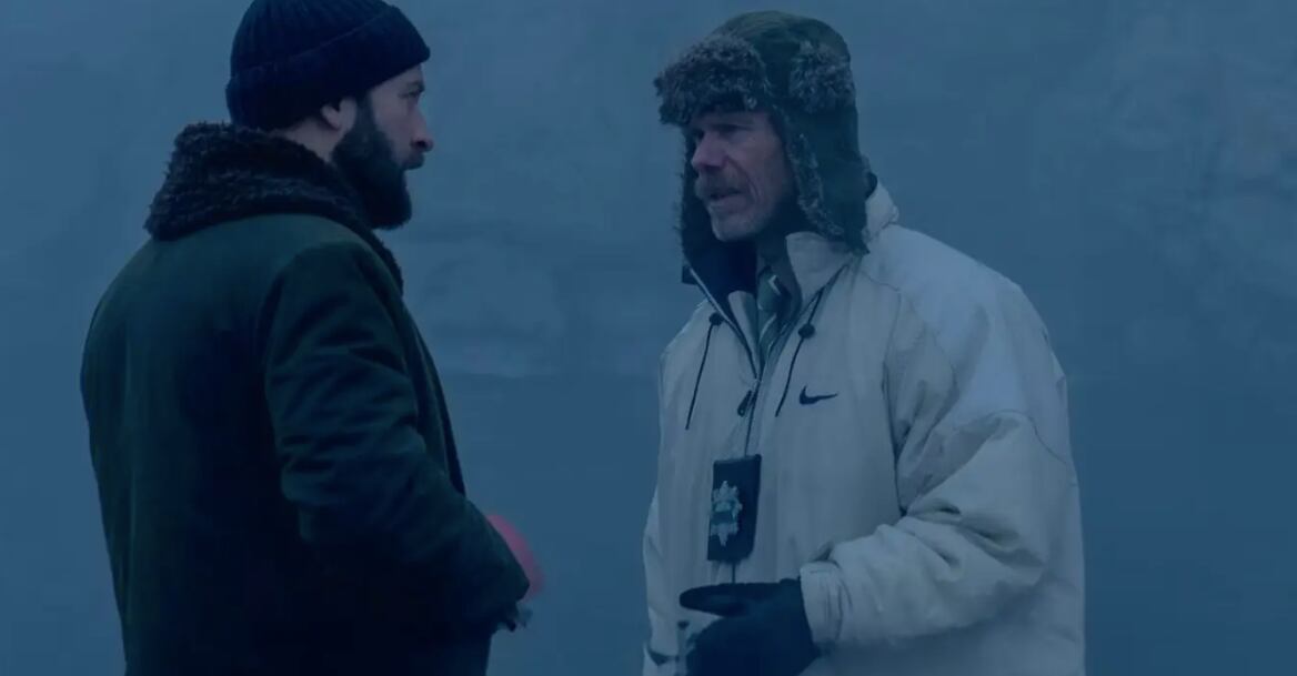 El detective Forst encuentra a un un hombre desnudo crucificado en plena montaña (Foto: Netflix)