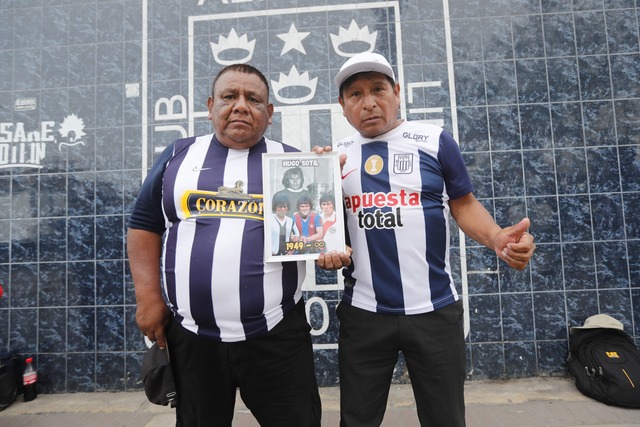 Hinchas de Alianza Lima llegan a los exteriores del Estadio Alejandro Villanueva para recibir el féretro de Hugo Sotil. (Foto: Jesús Saucedo)