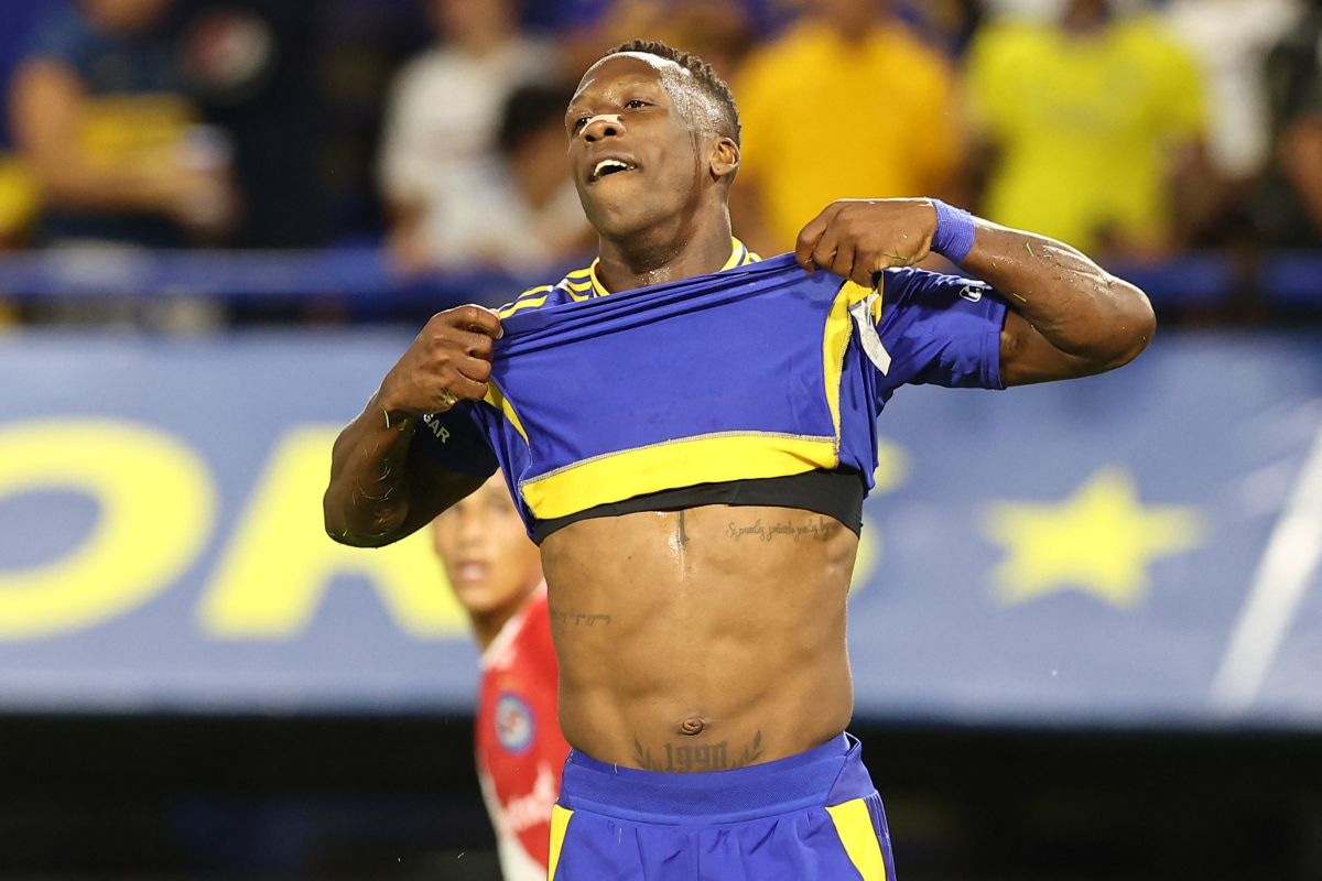 Luis Advíncula no pasa un buen momento en Boca Juniors y ahora se lesionó y se perderá los playoffs ante Lanús.