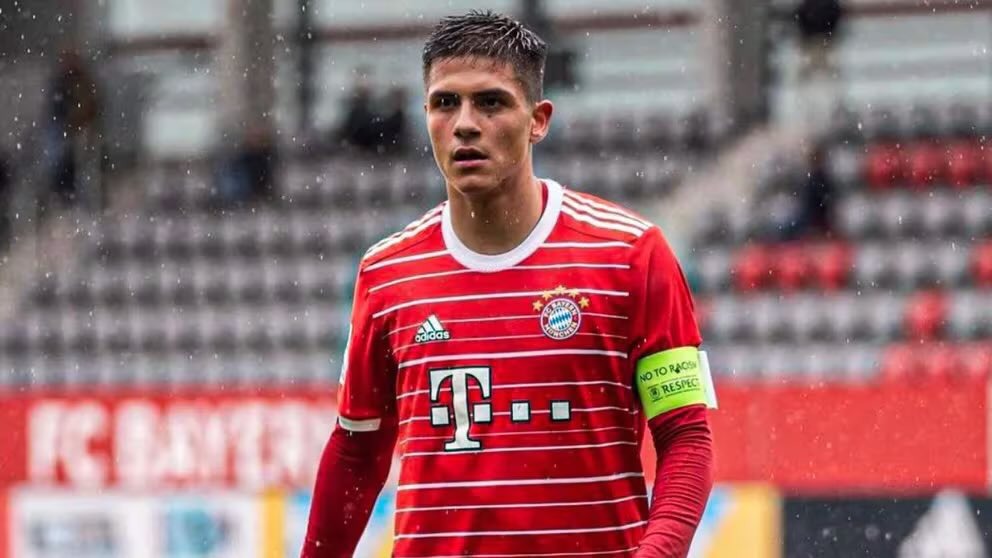 Matteo Pérez Vinlöf, defensa de ascendencia peruana, está en lista para el partido de Bayern Múnich. (Foto: @jacekbalonSE)