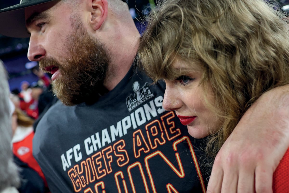 La cantante Taylor Swift junto a Travis Kelce (Foto: AFP)