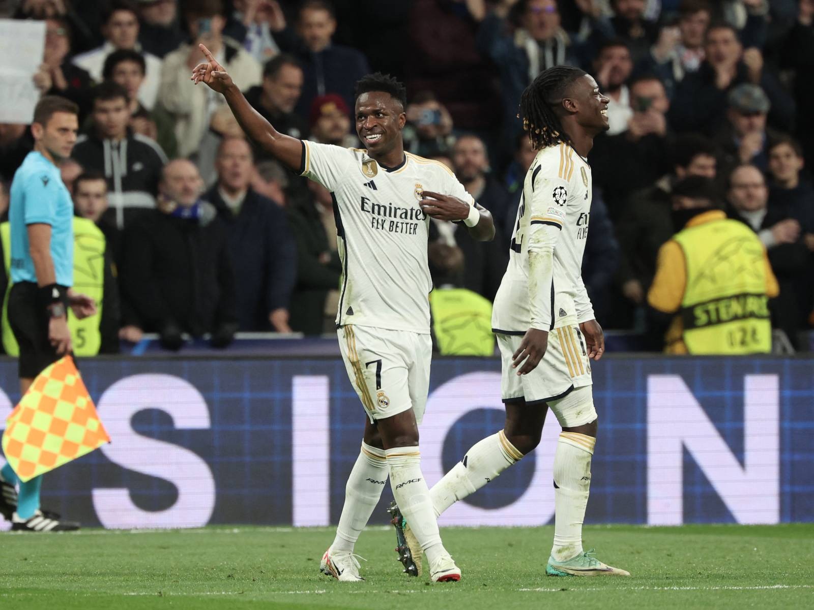 Vinicius Jr. se consagró como figura del partido al marcar tres de los cuatro goles del triunfo del Real Madrid en el clásico sobre el FC Barcelona. (Foto: AFP)