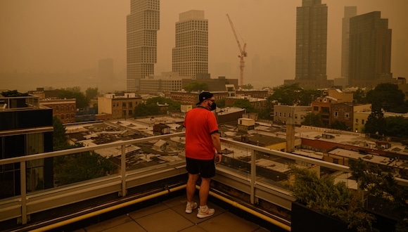 Heavy smog covers the skylines of the boroughs of Brooklyn and Manhattan in New York on June 7, 2023. Smoke from Canada�s wildfires has engulfed the Northeast and Mid-Atlantic regions of the US, raising concerns over the harms of persistent poor air quality. (Photo by Ed JONES / AFP)