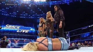 Charlotte no pudo con Naomi y fue atacada por Carmella, Natalya y Tamina