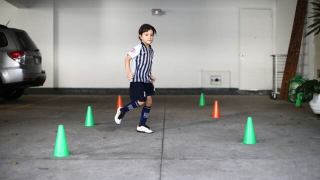 Thiago Arce, el niño que sueña con jugar en Alianza Lima y entrena en la cochera de su casa durante la cuarentena