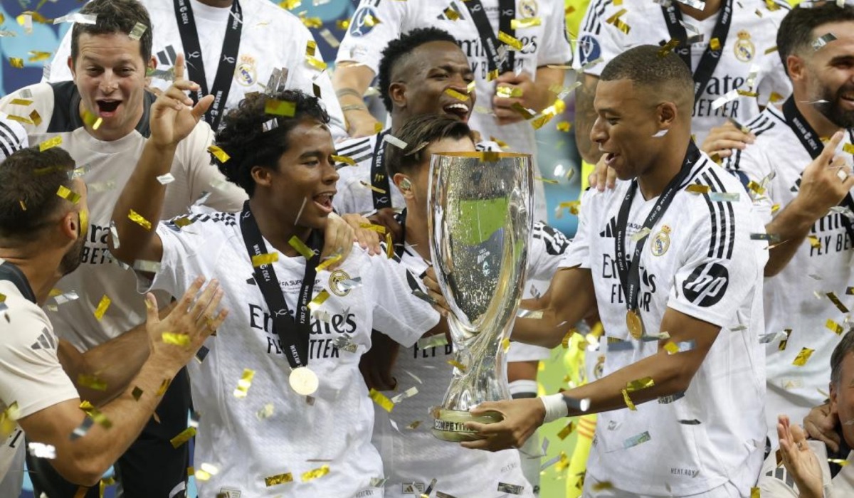 Los jugadores del Real Madrid con la Supercopa de Europa. (Foto: Getty Images).