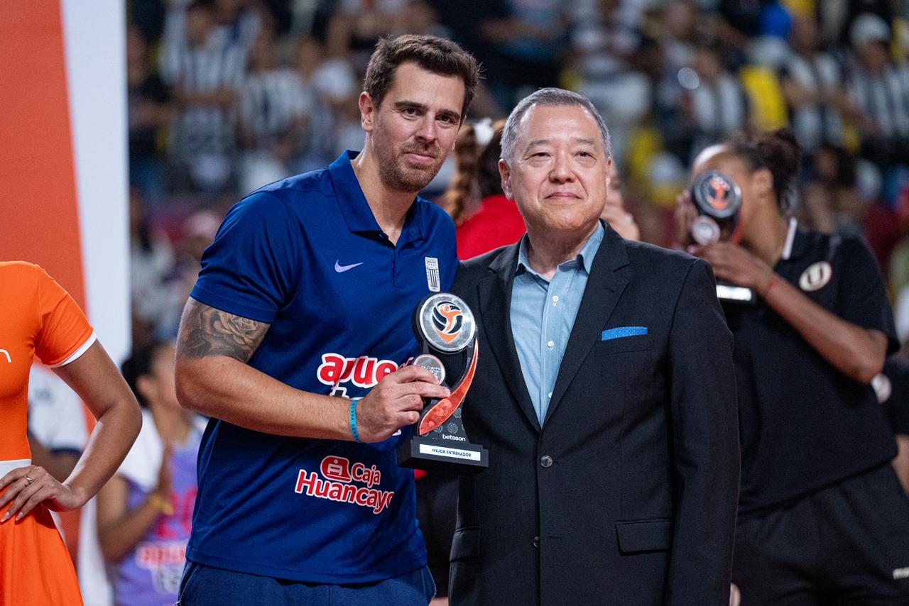 Facundo Morando recibió el premio al mejor entrenador del año, en manos del hijo de Man Bo Park. (Foto: GEC)