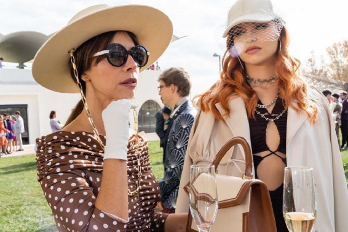 Carmen, que luce un vestido inspirado en "Pretty Woman", y Chloe en la temporada 7 de "Élite" (Foto: Netflix)