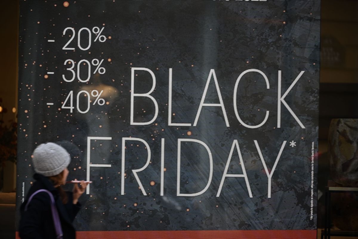 El Black Friday inaugura la temporada de compras navideñas con significativas rebajas en muchas tiendas minoristas y grandes almacenes (Foto: Emmanuel Dunand / AFP)