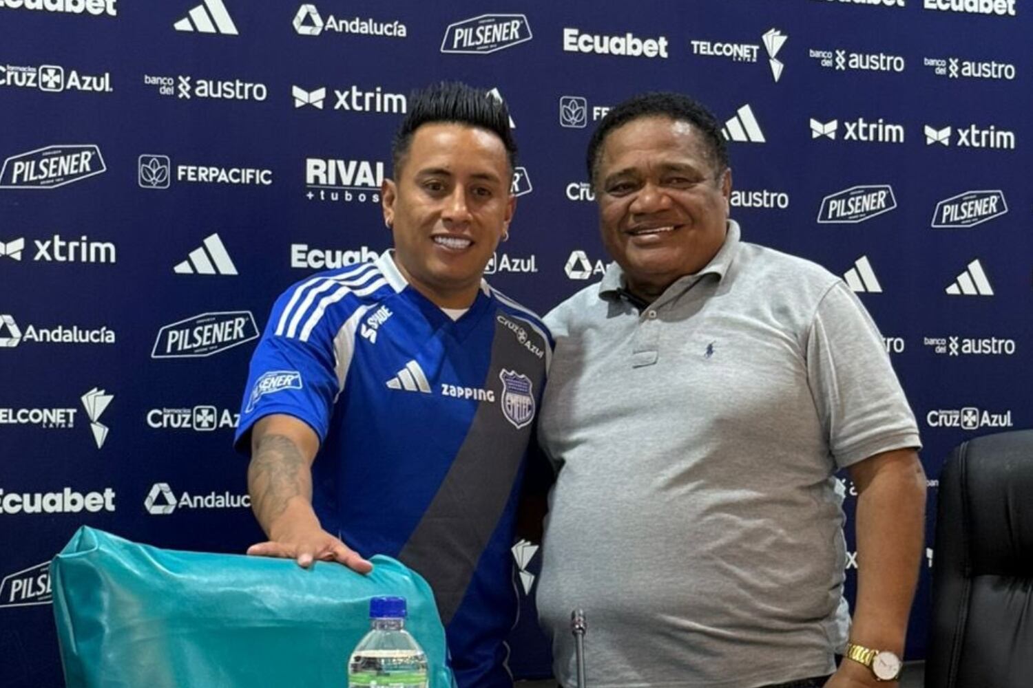 Jorge Guzmán, presidente de Emelec, quiere seguir contando con Christian Cueva. (Foto: Emelec)
