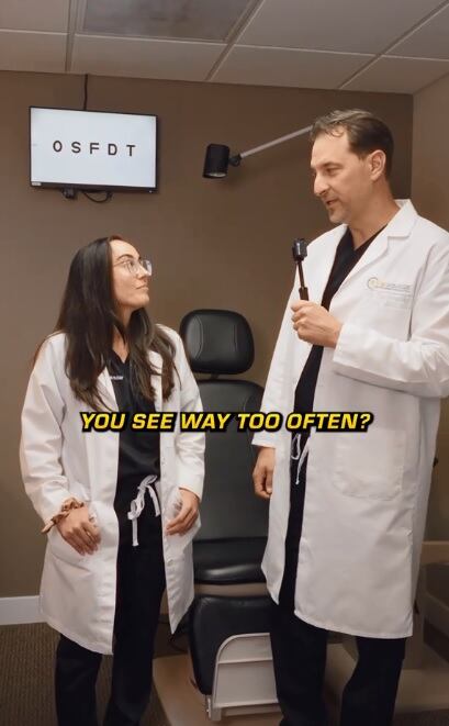 Frotarse los ojos puede acelerar el envejecimiento de la piel alrededor y causar arrugas, advierten los especialistas. (Foto: @doctor_fraser / TikTok)