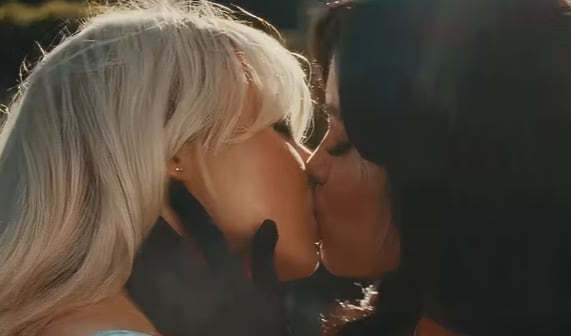 Así fue el esperado beso de Sabrina Carpenter y Jenna Ortega (Foto: Taste / YouTube)