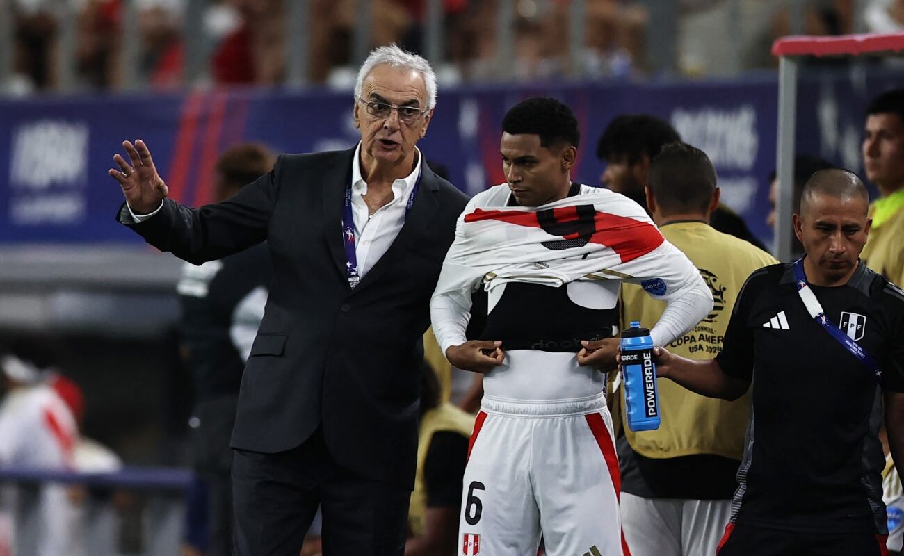 Marcos López ingresó por Luis Advíncula ante Chile. (Foto: AFP)