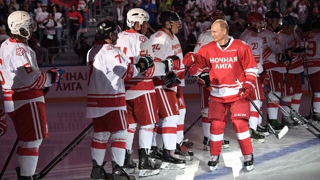 Calienta para el Mundial: Vladimir Putin la rompió en partido de hockey a un mes de Rusia 2018