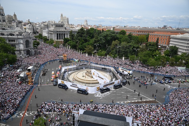 Real Madrid celebró con sus hinchas en Cibeles tras vencer el sábado al Granada. (Foto: EFE)