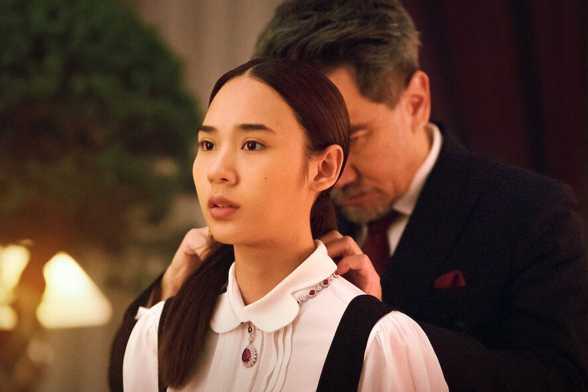 Cuando Roongroj le coloca una joya a Kaimook tras anunciar que se convertirá en su esposa en "El señor de la casa"(Foto: Kantana Motion Picture Company)