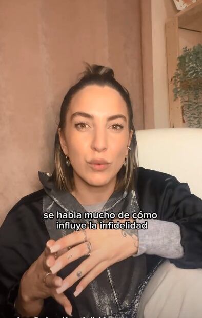 Según Paula Orell, las personas con autoestima baja dependen demasiado de la validación externa y necesitan constantemente que alguien les recuerde su valor. (Foto: @paulaorellpsico)