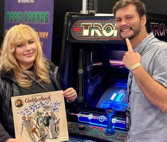 La difunta actriz era activa en sus redes sociales. Aquí con un álbum de la cinta "Caddyshack" (Foto: Cindy Morgan / Instagram)