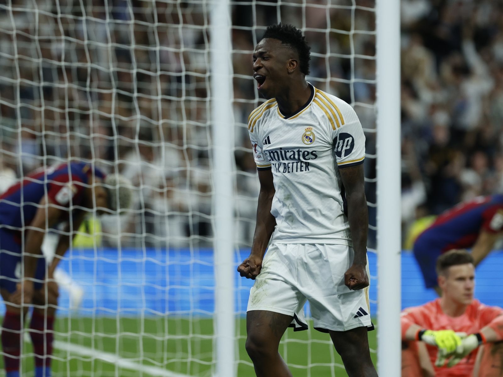 El brasileño Vinicius Jr., del Real Madrid, celebra el segundo gol del equipo durante el partido de la jornada 32 de LaLiga EA Sports entre Real Madrid y FC Barcelona, disputado este domingo en el estadio Santiago Bernabéu de Madrid. EFE/Juanjo Martín