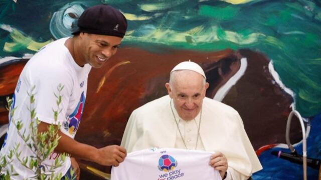 Visita a Roma: Ronaldinho se reunió con el Papa Francisco como parte de un proyecto