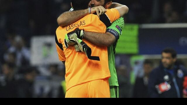 Casillas y Buffon: el íntimo abrazo de dos leyendas que emocionó al fútbol [FOTOS]