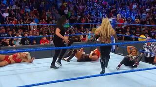 Charlotte y Becky Lynch defendieron a Naomi y la lucha acabó en una batalla campal