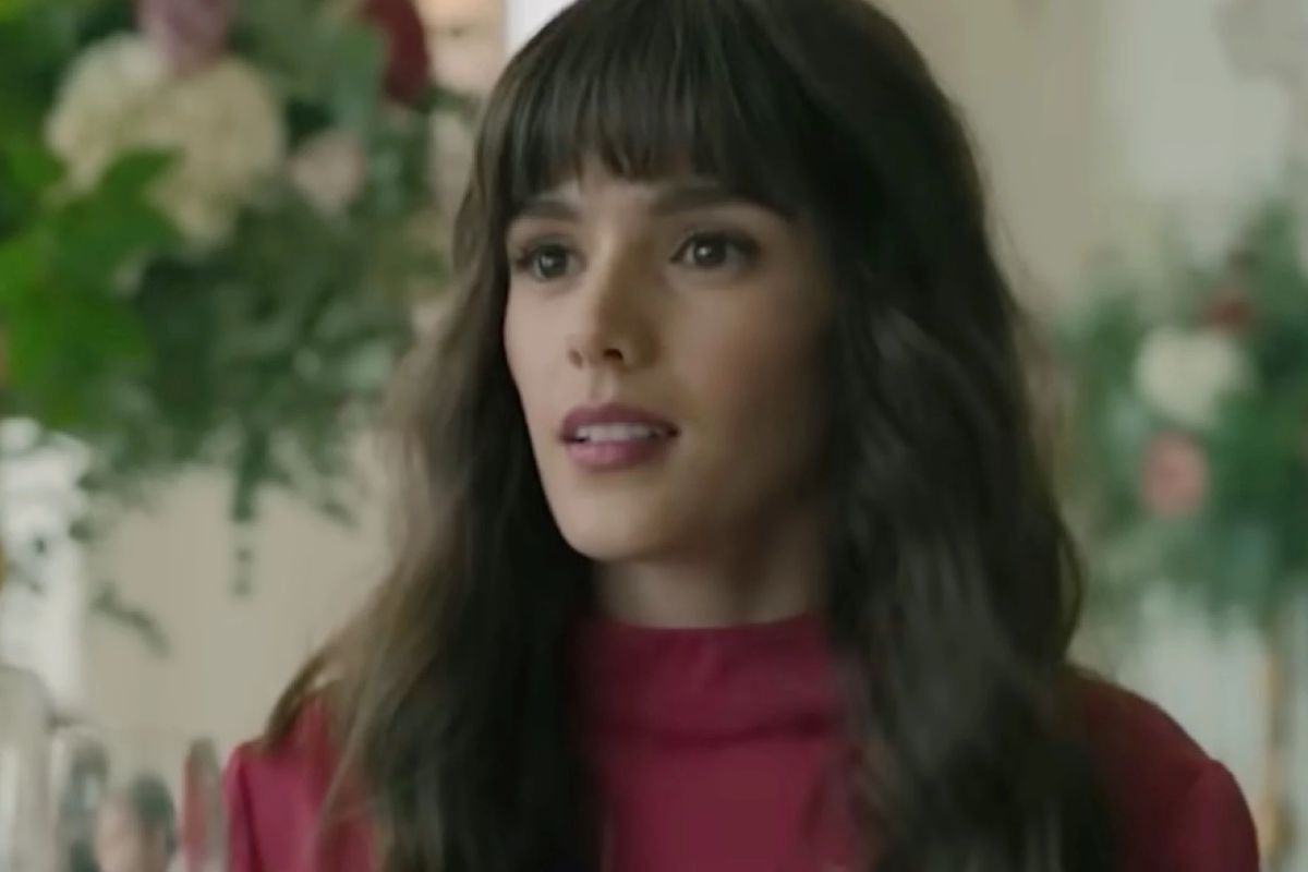 En "Berlín", Samantha Siqueiros es Camille, una mujer muy femenina de la que se enamora el protagonista (Foto: Netflix)