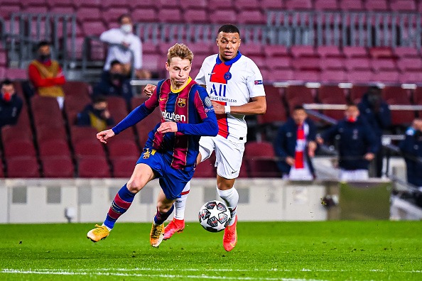 Frenkie de Jong y Kylian Mbappé se enfrentaron a nivel de clubes por última vez en 2021. (Foto: Getty Images)