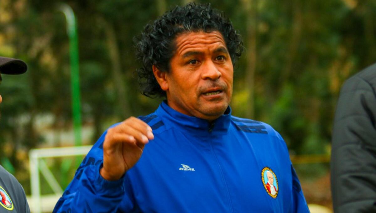 Santiago Acasiete es el director técnico de Juan Pablo II College. (Foto: Juan Pablo II College)