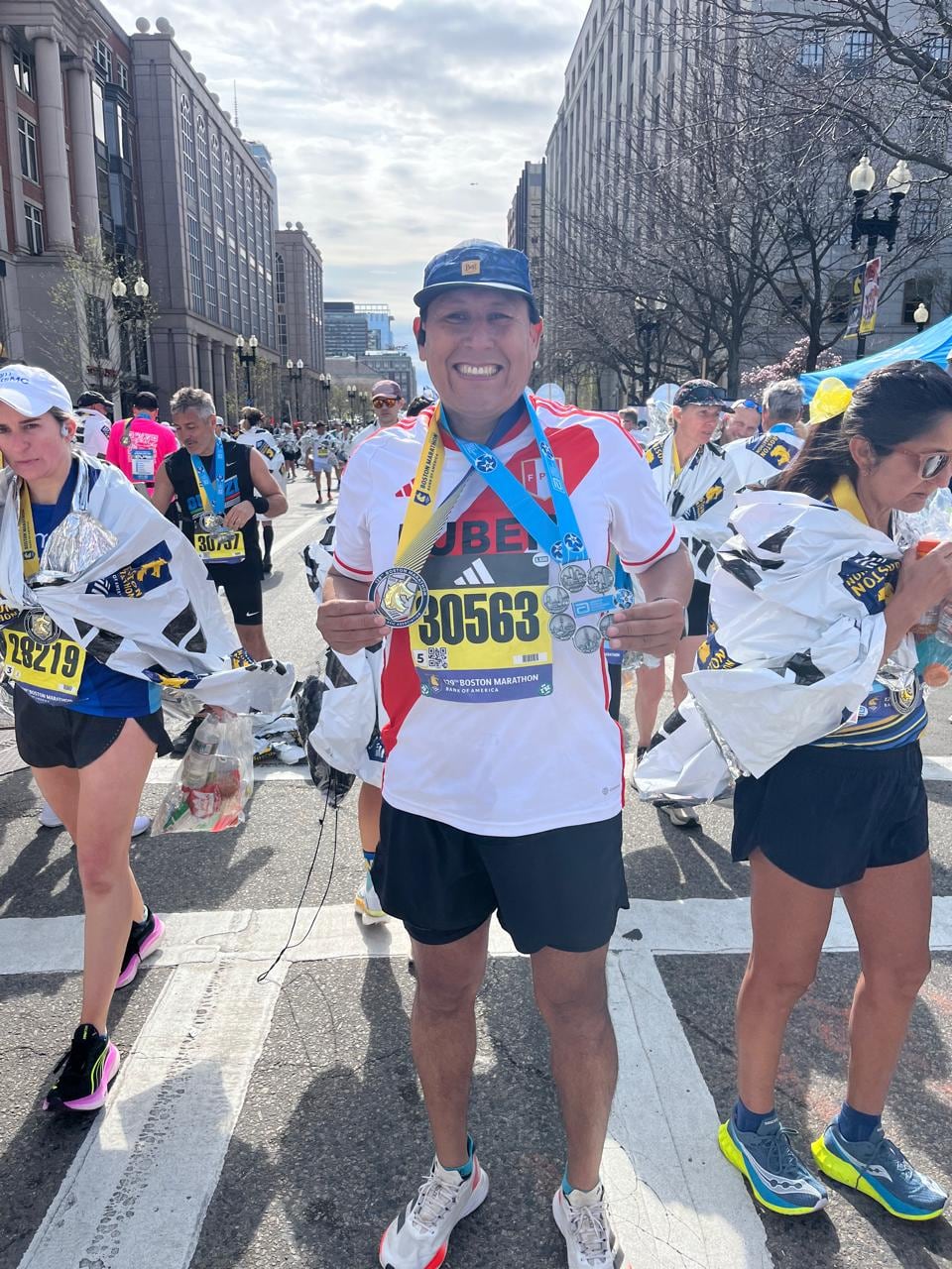 Rubén Chirinos mostrando la medalla (celeste) que le entregaron en Boston tras completar las 6 majors. (Foto: archivo personal)