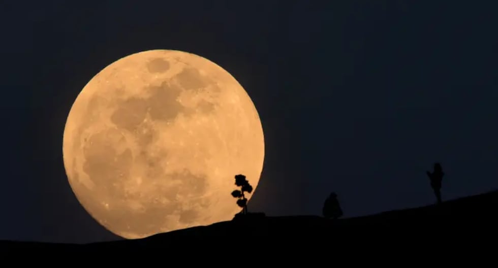 Don't Miss the 'Sturgeon Moon': Full Moon Details for August 9-10, 2025