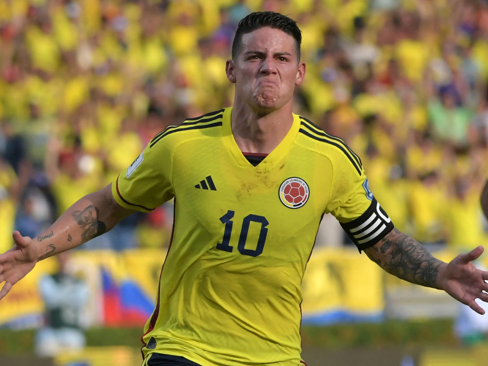 James Rodríguez abrió el marcador en el partido por las Eliminatorias al Mundial 2026 | Foto: AFP