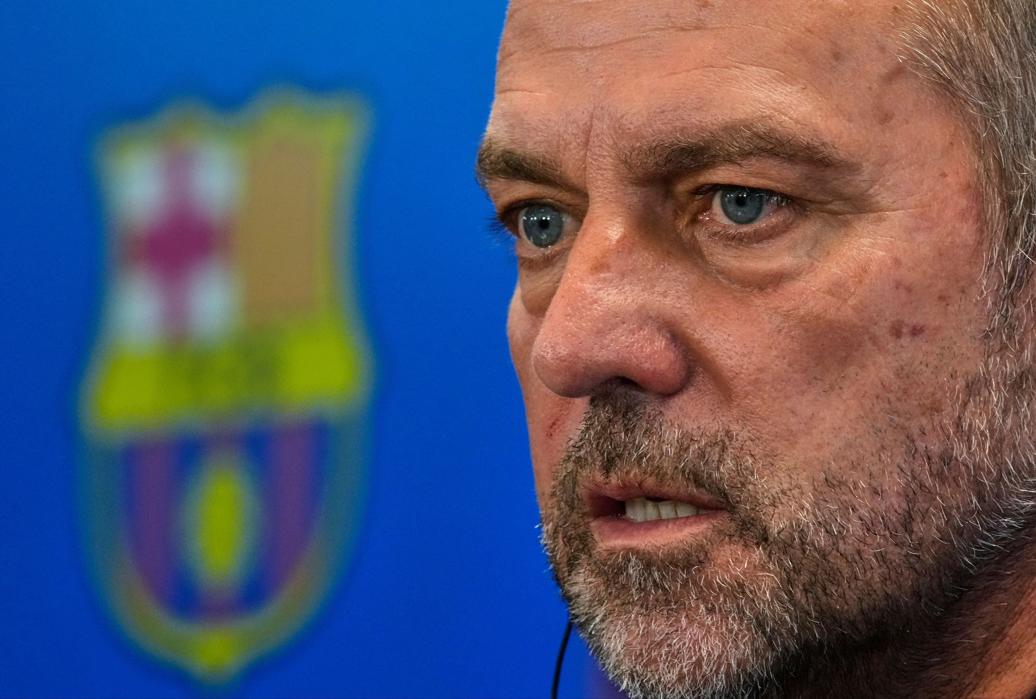 El técnico alemán del FC Barcelona, Hansi Flick, durante la rueda de prensa que ha ofrecido tras el entrenamiento que ha realizado la plantilla barcelonista para preparar el partido de liga que disputarán mañana ante el Levante UD en el Estadi Ciutat de Valencia. (Foto: EFE/ Alejandro García)