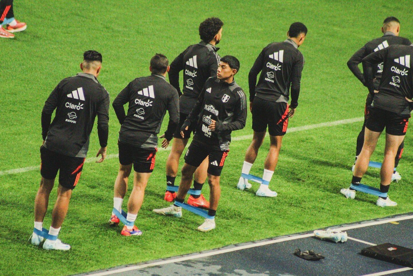 Maxloren Castro en el entrenamiento de Perú en el Estadio Nacional. (Foto: Kathy Magallanes)