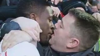 Youtube: Origi celebró gol de Liverpool y fan lo besó en la boca en festejo
