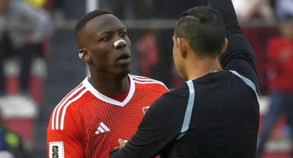 Luis Advíncula acumuló su tercera amarilla ante Bolivia (Foto: Agencias)