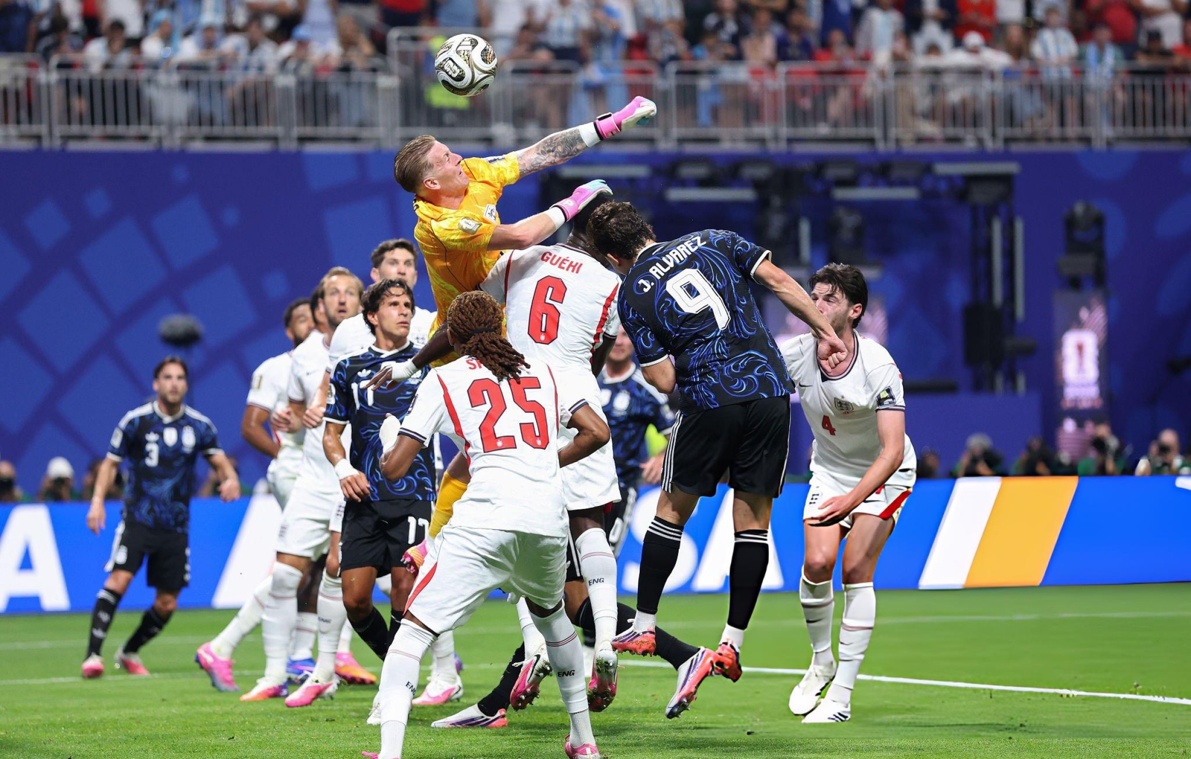 Argentina vs. Inglaterra se enfrentan por las semifinales del Mundial 2026. (Foto: Getty Images)